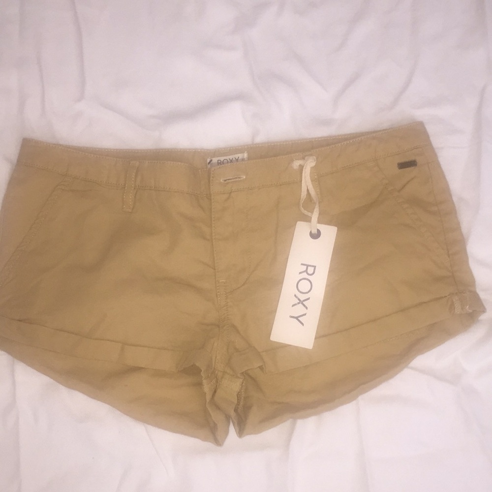 Women’s Roxy Khaki Shorts. NWT